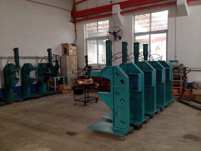 無鉚釘壓鉚機設備 高效鉚接0.6-2.5mm板材，濟南賽思特流體系統設備提供三套模具